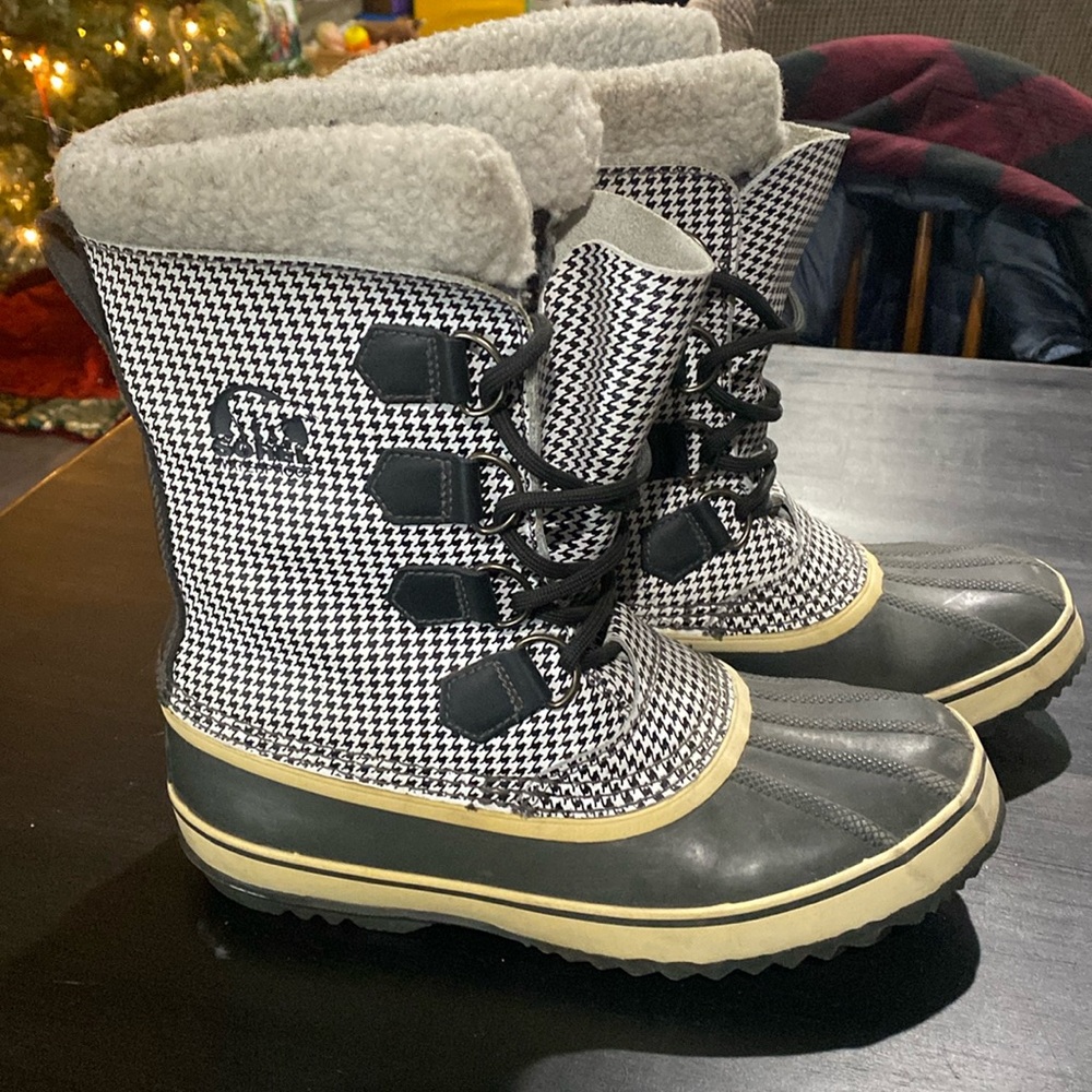 Like-new Sorel houndstooth winter boots!